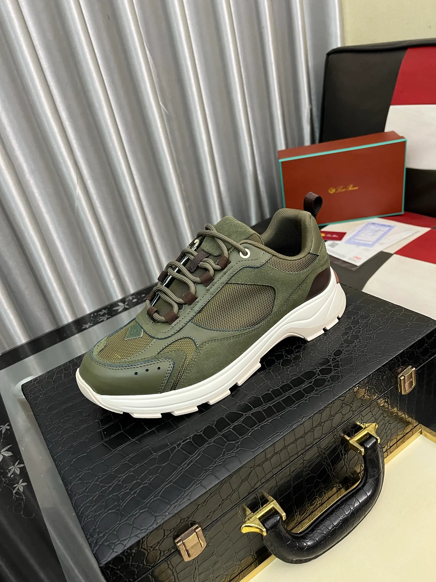 Men's shoes 💰520 ⌚️⌚️ Loro Piana's classic popular lp top version of Pili casual shoes. It turns out that these are the casual shoes that are said to be able to walk 20,000 steps without tiring your feet. This pair has both good looks and feel. You will be completely lost as soon as you step on it ~ The minimalist design is eye-catching and durable, and it is a bonus for dressing. The soft feeling on the feet has outstanding texture, and it is very nice without abrasion on the feet. The soft and waxy soles make it easy to wear for daily use for a long time. Who can resist a pair of versatile and good-looking loafers? Don't be too elegant at all, the feel and texture of the feet are good, the key is to make the legs look longer and not tire the feet, the main thing is that it is just right!        Material: Original cowhide Lining: Original sheepskin Outsole: Original sole Size: 38-44